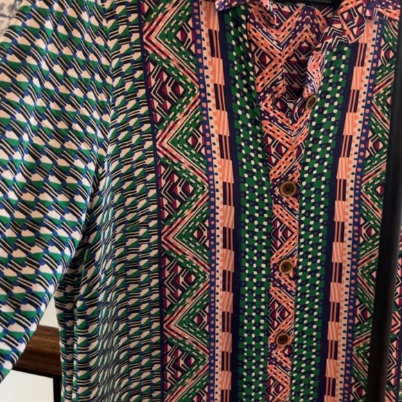 Dress. Geometric design. Shirt-style collar. Long sleeve with buttoned cuffs. - Picture 4 of 8